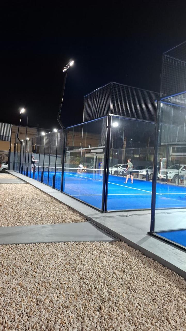 Cancha de pádel iluminada de noche