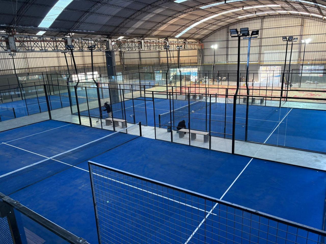 Cancha de pádel techada de césped azul
